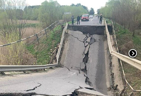 Мост, который обрушился на Львовщине, не ремонтировали 60 лет