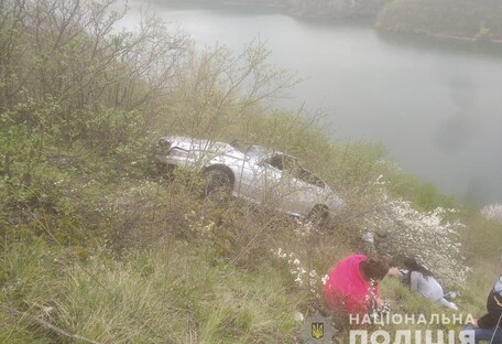 В Хмельницкой области авто слетело со скалы (фото)