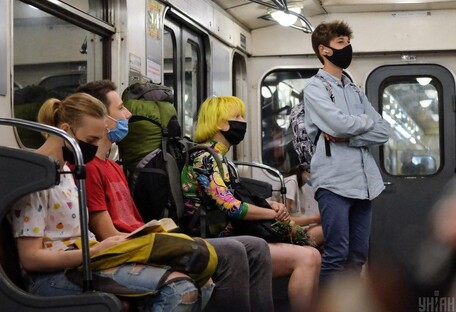 В метро Киева после локдауна огромные толпы людей (фото)
