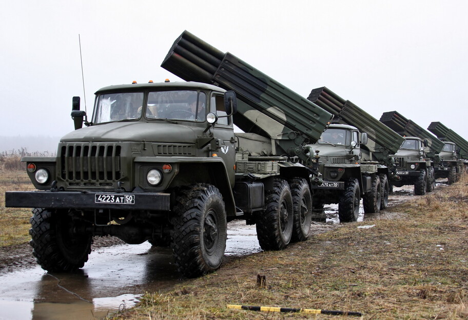 Российские войска на границах с Украиной - новую колонну техники РФ перебросили на Донбасс - фото 1