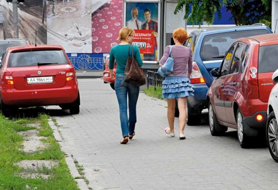 У Києві чоловік навмисне пошкодив припарковане авто - відео - фото 1
