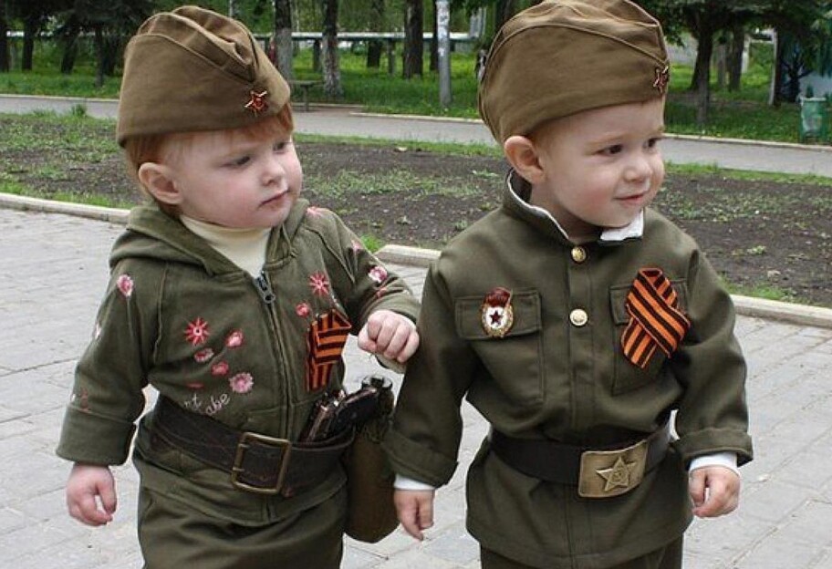 День победы - в России дети на сцене изобразили надгробные памятники - фото - фото 1