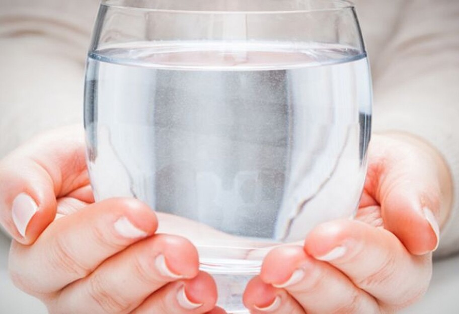 Как запивать пищу водой правильно - диетолог пояснил - фото 1