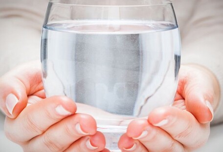 Як правильно запивати їжу водою - порада дієтолога