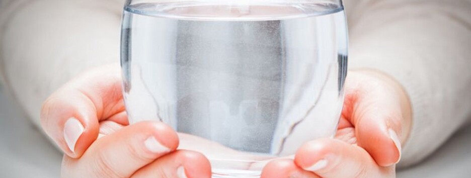Як правильно запивати їжу водою - порада дієтолога
