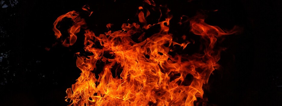 В Киеве в подземном паркинге вспыхнул Lexus (фото)