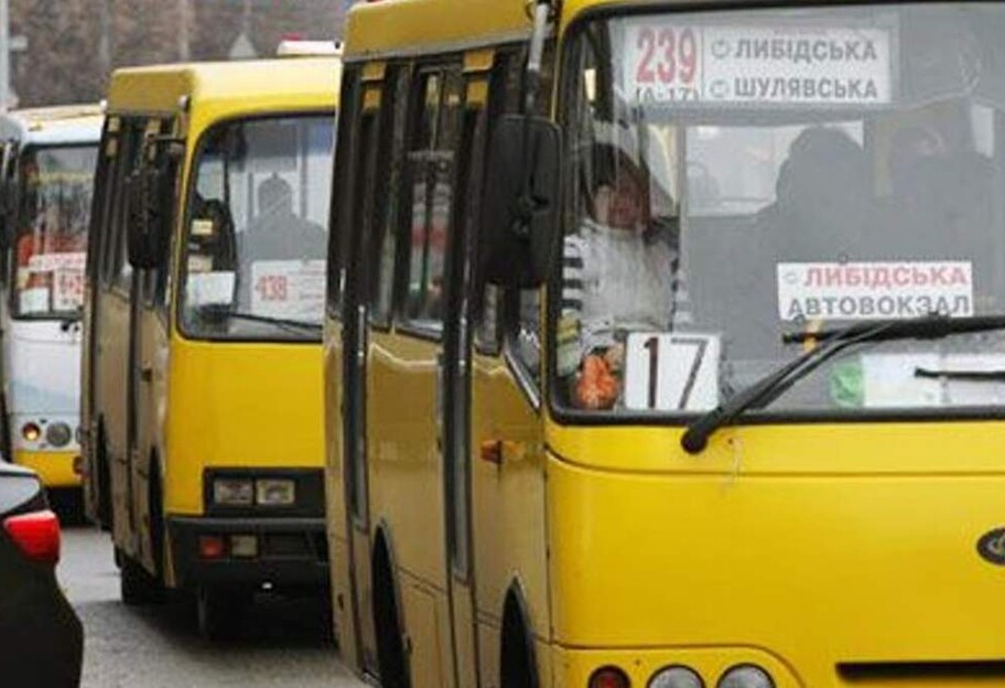 В Киеве маршрутка с пассажирами ехала по обочине - видео - фото 1