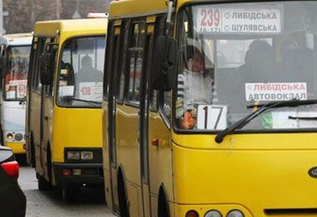 В Киеве маршрутка грубо нарушала ПДД: водителя образумил пешеход (видео)
