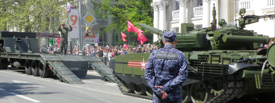 Танки, юноармійці і каша в долоні: у Севастополі відзначили День Перемоги (фото)