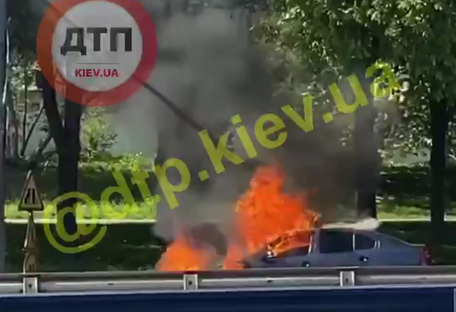 В Киеве посреди дороги сгорел автомобиль (видео)