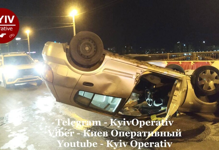 ДТП у Києві - на мосту Патона автомобіль перекинувся на дах - фото  - фото 1