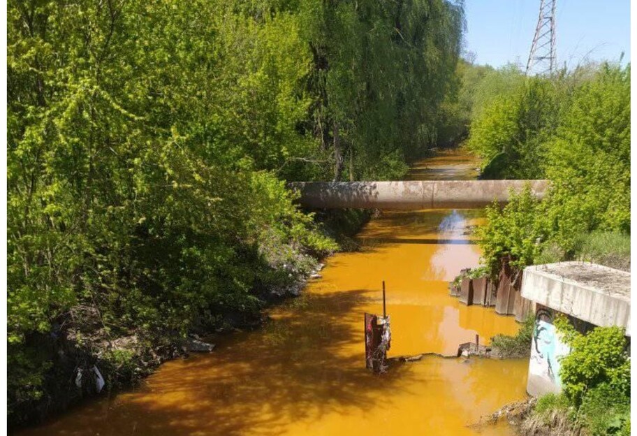 Река Лыбидь в Киеве стала желтого цвета - фото - фото 1