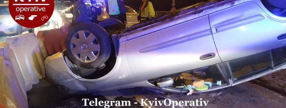 Крупное ДТП в Киеве сняли на камеру – машина крутилась на крыше после удара
