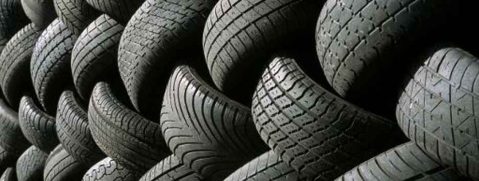 Мешканці будинку у Києві оригінально «прикрасили» автомобіль «героя паркування» (фото)