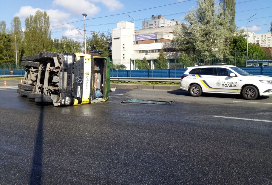 ДТП в Киеве - водитель перевернулся на бетономешалке - видео - фото 1