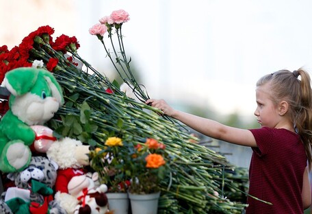 У РФ ховають убитих у школі дітей, люди другий день несуть квіти (фото і відео)