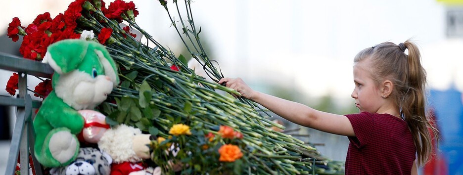 В РФ хоронят убитых в школе детей, люди второй день несут цветы (фото и видео)