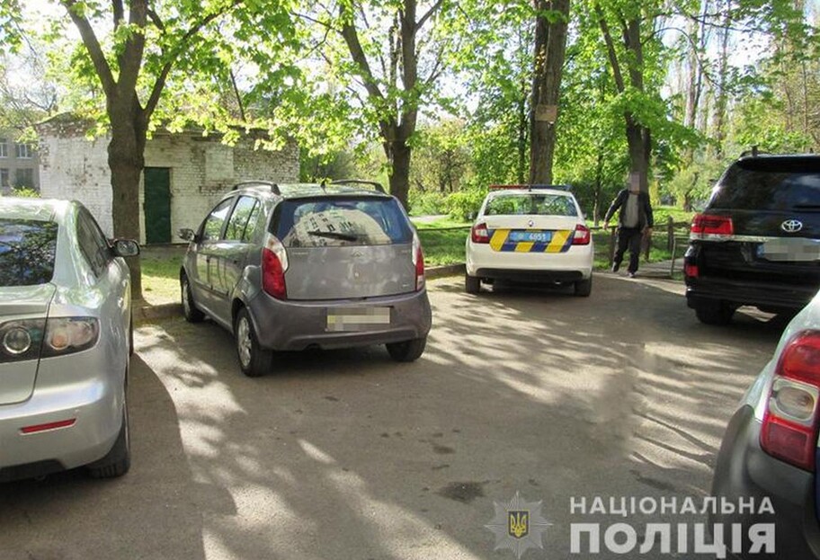 В Киеве мужчина ударил ножом прохожих из-за замечания о выгуле собаки - фото 1