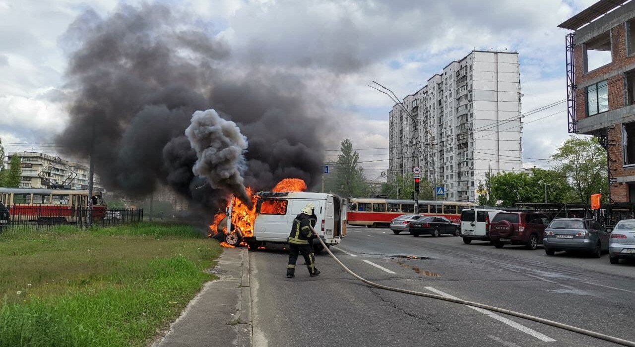 Спалахнула, як сірник: у Києві за лічені секунди згоріла газель (фото) фото