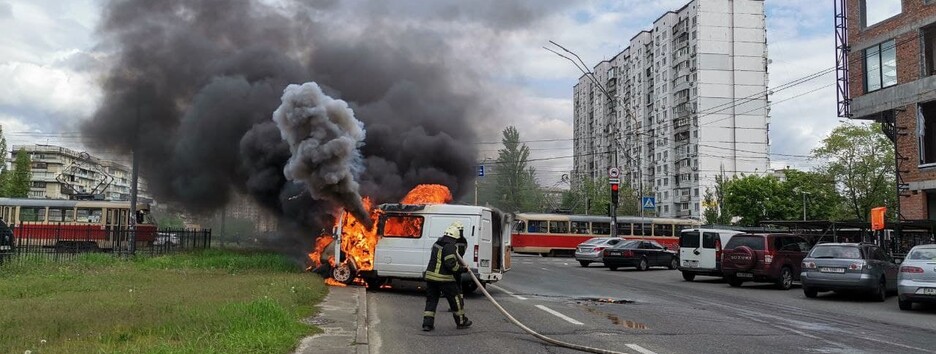 Вспыхнул, как спичка: в Киеве за считанные минуты сгорел автомобиль (фото)