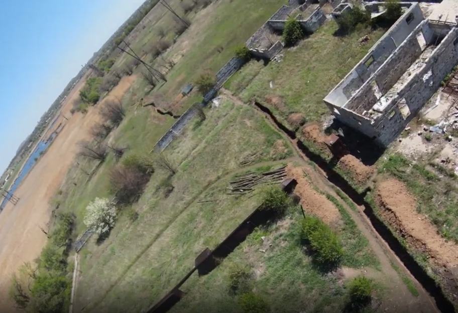 Война на Донбассе - беспилотник снял на видео российскую технику и боевиков - фото 1