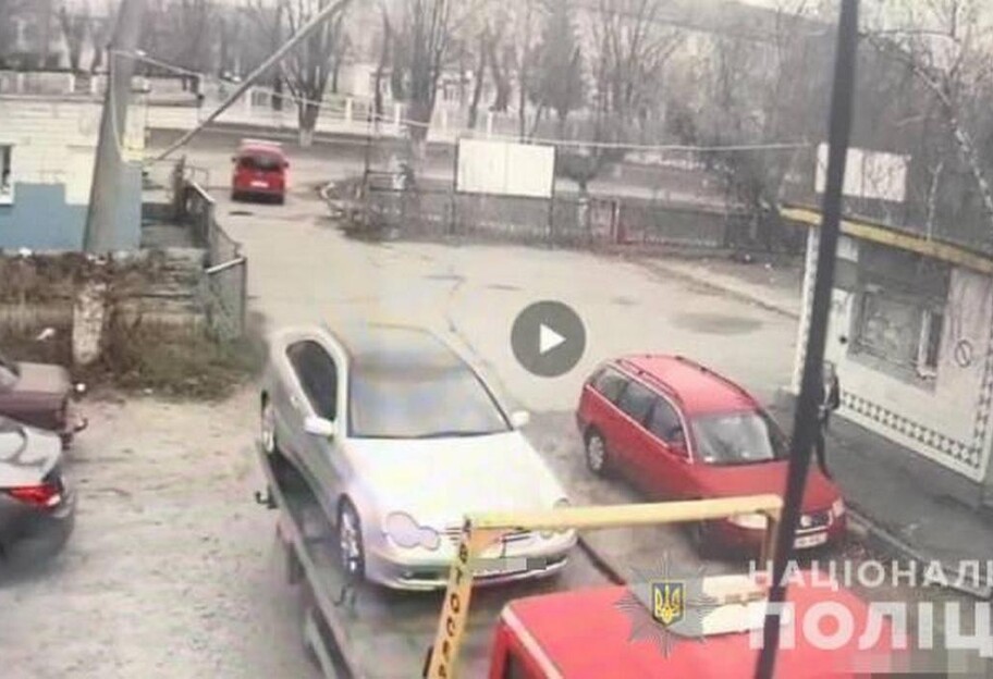 Викрадення авто у Києві - жінка за допомогою евакуатора вкрала Мерседес - фото 1