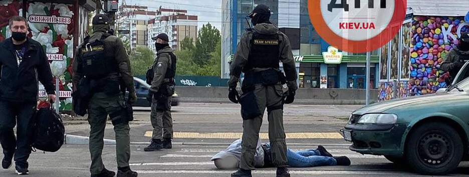 В Киеве работник банка с товарищем взорвали банкомат (фото, видео)