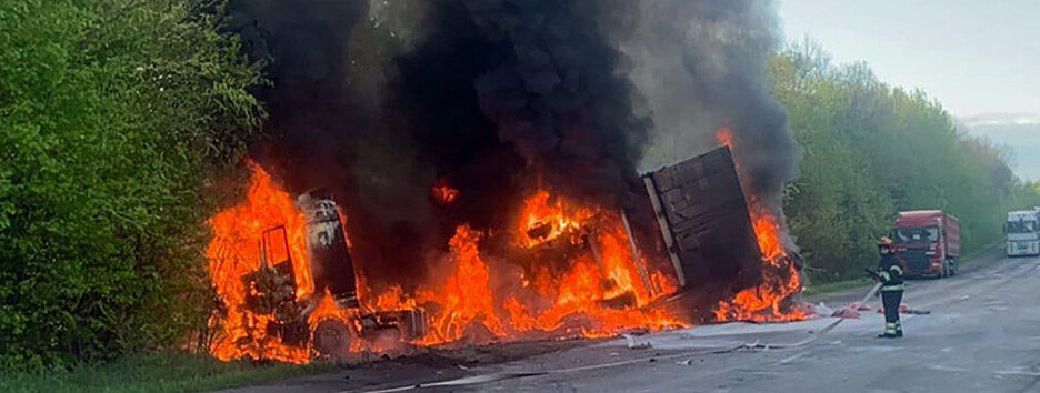 В Хмельницкой области столкнулись и згорели три автомобиля (фото)