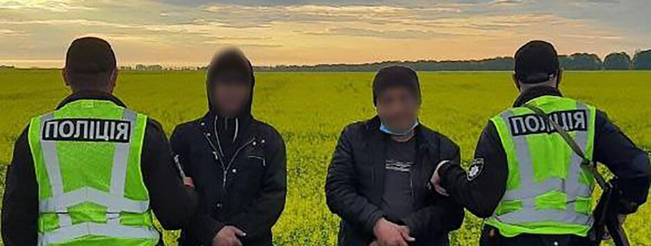 В Киевской области двое мужчин сливали топливо из грузовиков, пока водители спали (фото, видео)