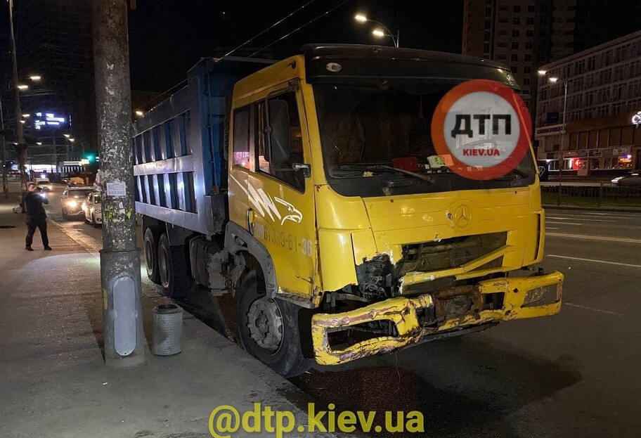 Отказали тормоза - в Киеве грузовик снес десять метров забора - фото - фото 1