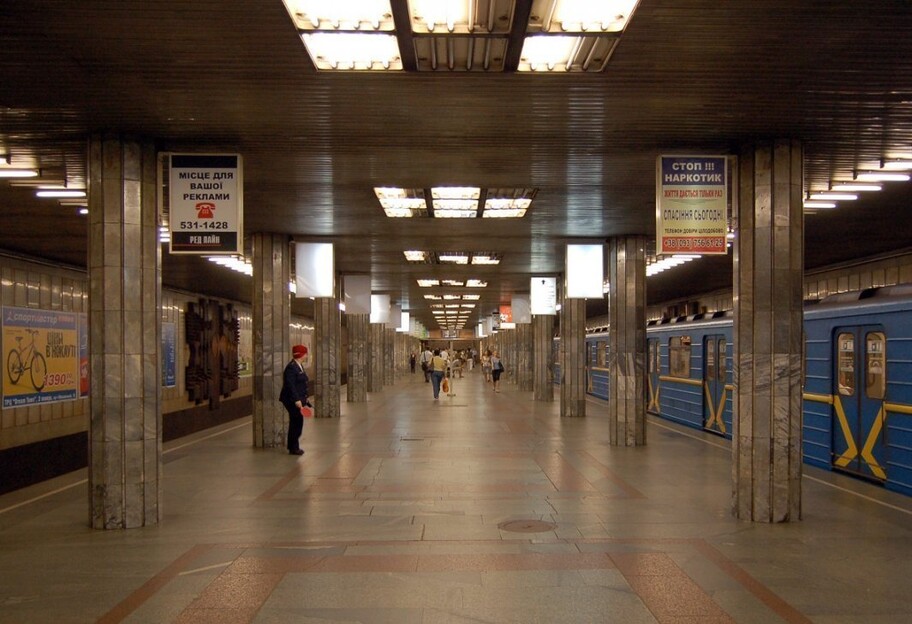 У Києві на Арсенальній під поїзд метро потрапила людина - фото 1