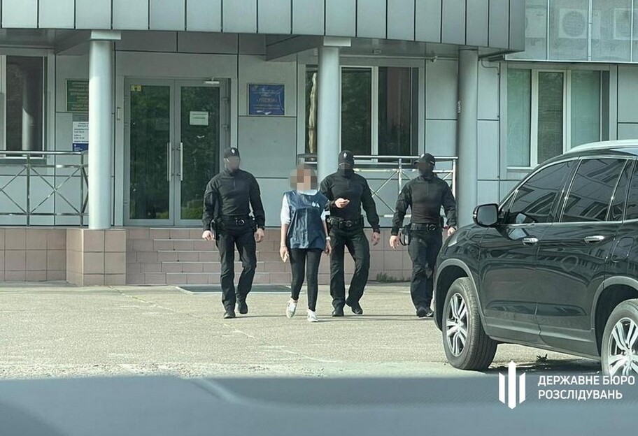 Розмитнення авто - в ДБР виявили незаконну схему на київській митниці - фото 1