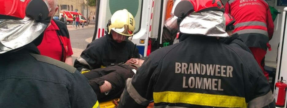 Появились фото, как в киевском метро спасали парня, прыгнувшего под поезд