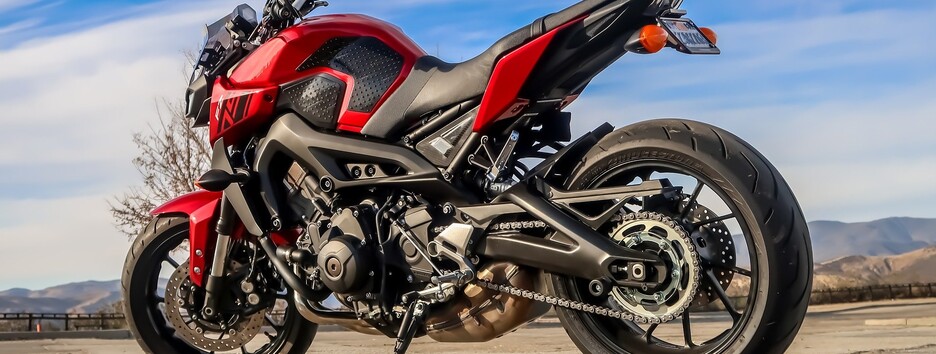 Впав і вдарився об авто: ДТП з мотоциклістом у Києві зняла камера спостереження