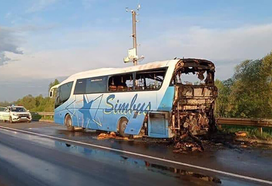 Пожар на дороге - возле Львова горел рейсовый автобус - фото, видео - фото 1
