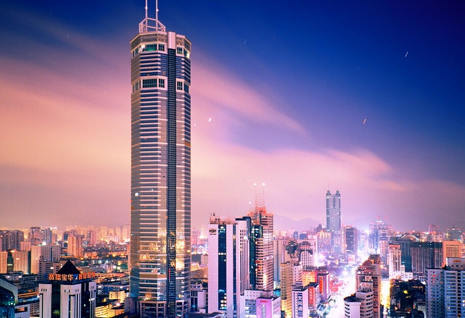 В Китае зашатавшийся небоскреб вызвал панику – видео - фото 1