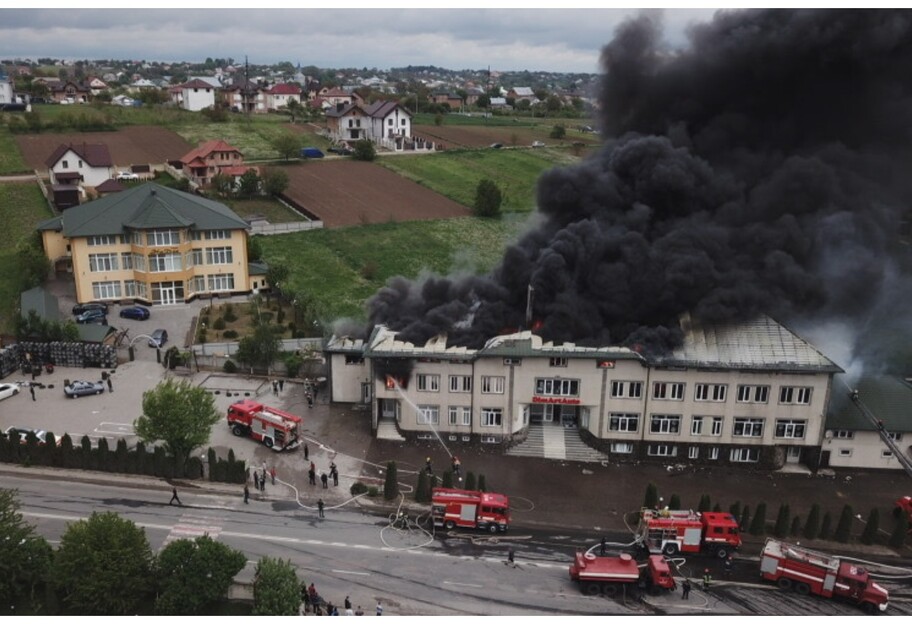 Пожар в Черновицкой области - 23 машины тушили огонь на складе - видео - фото 1