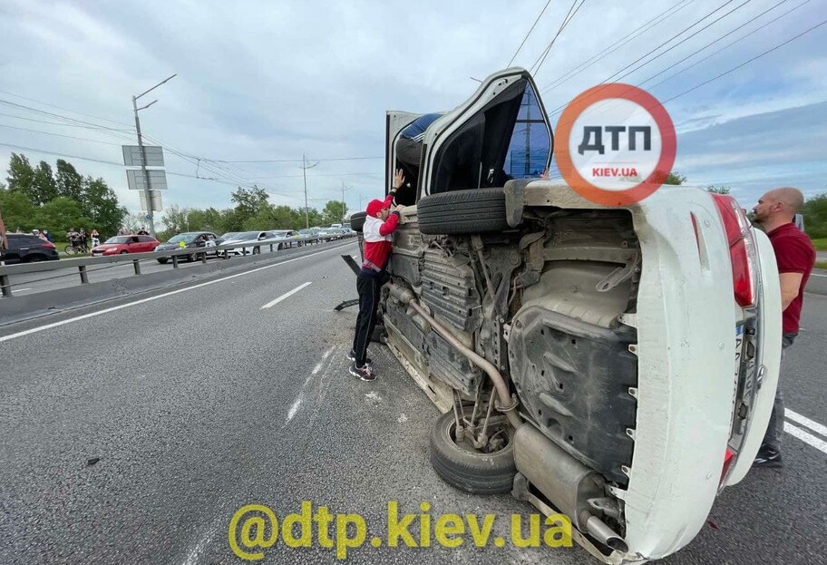 ДТП у Києві: Toyota Camry зачепилась за тролейбусні дроти - фото  - фото 1