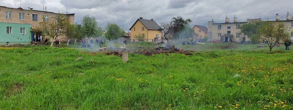 В Беларуси военный самолет упал в жилом районе, пилоты погибли (фото и видео)