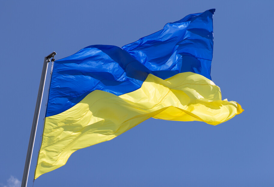 Зірвав прапор в центрі Києва - чоловіка зняла камера - відео - фото 1