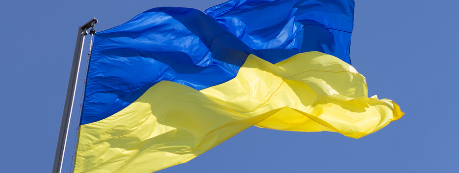 Невідомий порвав прапор України у центрі Києва: він попався на камеру