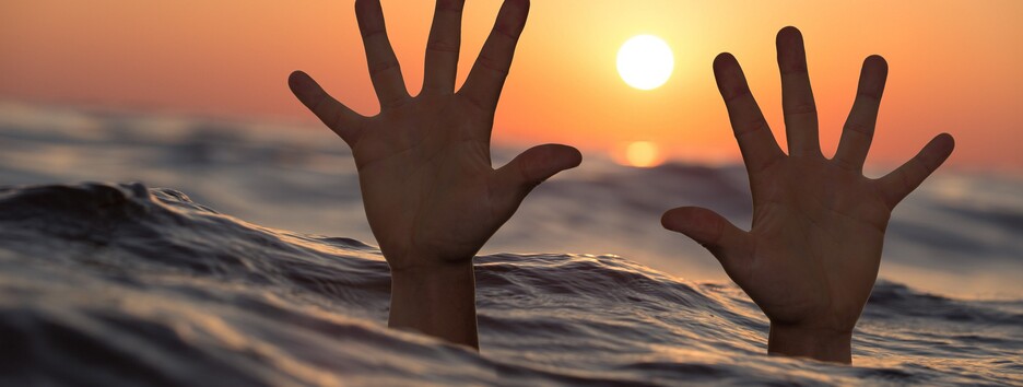 Парень в Киеве мгновенно спас ребенка из воды: его подвиг сняла камера (видео)