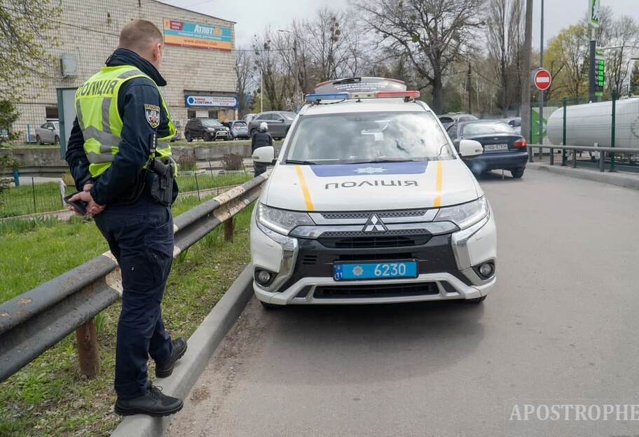 В Киеве мужчина провоцировал патрульных на конфликт и плевал в их авто - фото 1