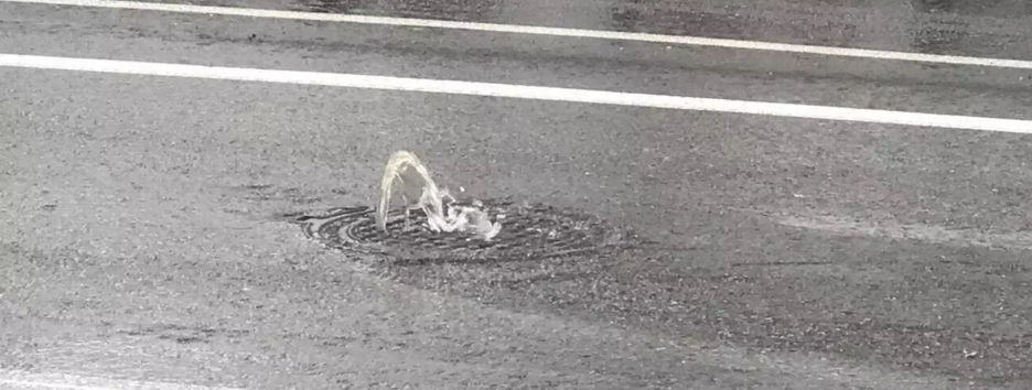 На новій Шулявській розв'язцi у Києві забив фонтан (відео)