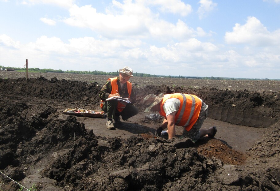 Підвіску II століття знайшли археологи в Полтавській області - фото, відео  - фото 1
