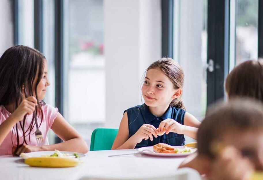 Харчування у школах зміниться - нове меню представили Зеленська і шеф-кухар Клопотенко - фото - фото 1