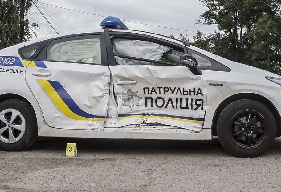 Разбитые автомобили полицейских нашли в Днепре - видео - фото 1