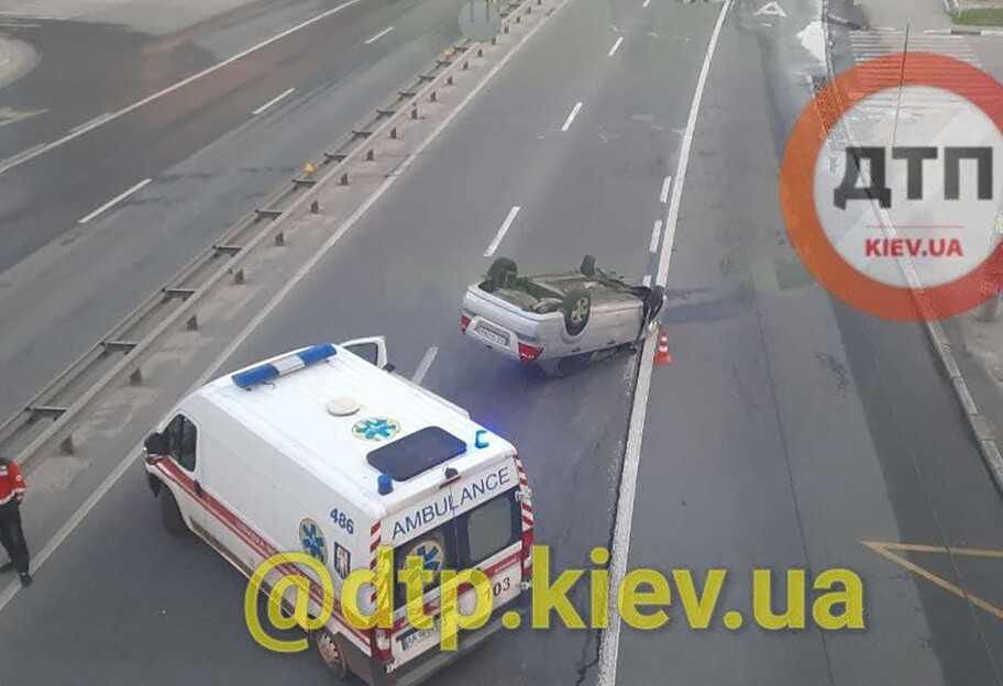 ДТП у Києві - авто з нетверезим водієм перекинулось на дах - фото, відео - фото 1