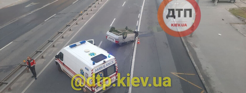 У Києві авто перекинулось на дах і проїхало ще сто метрів (фото, відео)