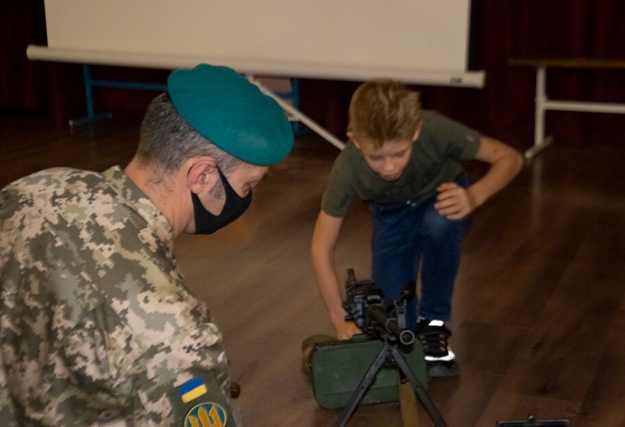 Военная подготовка в школах - Зеленский внес законопроект - фото 1